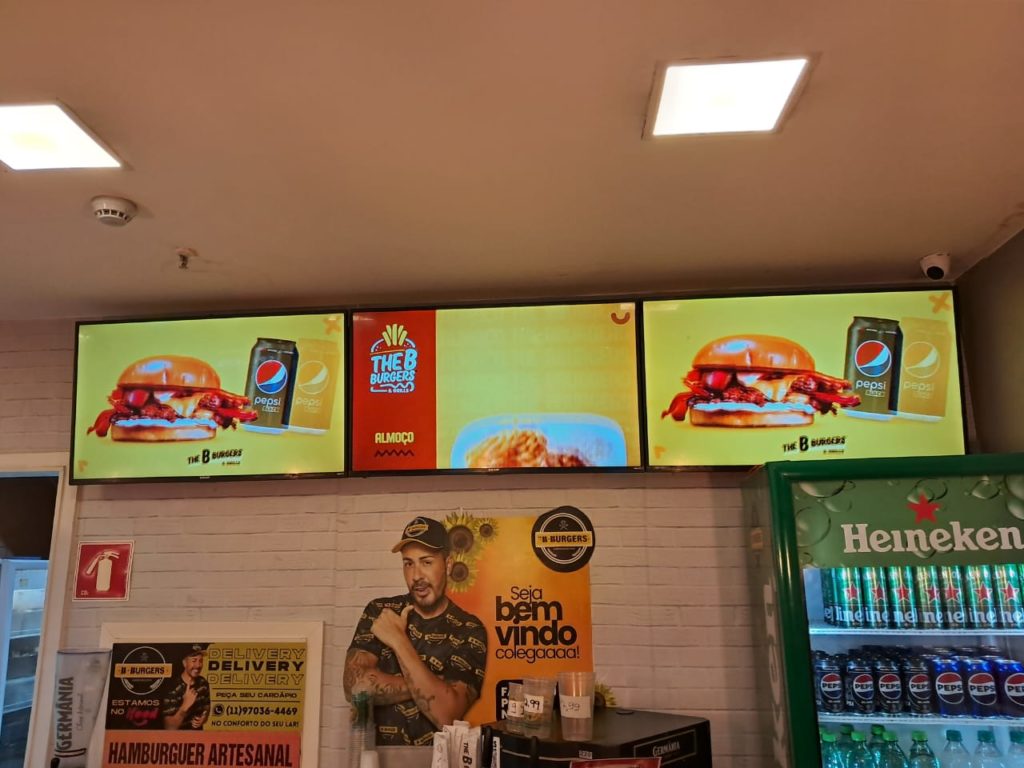 Menu Board WiPlay na Prática como Frango no Pote e The B Burgers modernizaram o ponto de venda