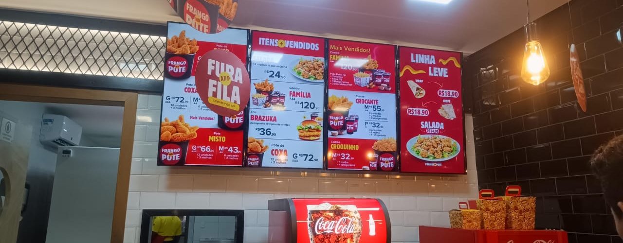 Menu Board WiPlay na Prática como Frango no Pote e The B Burgers modernizaram o ponto de venda