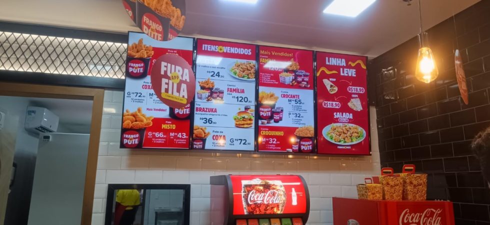 Menu Board WiPlay na Prática como Frango no Pote e The B Burgers modernizaram o ponto de venda